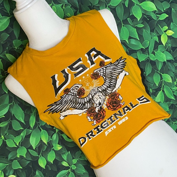 SLEEVELESS GRAPHIC CROP TOP W/ CUTOUT RING SIDES · SIZE M - Picture 2 of 10